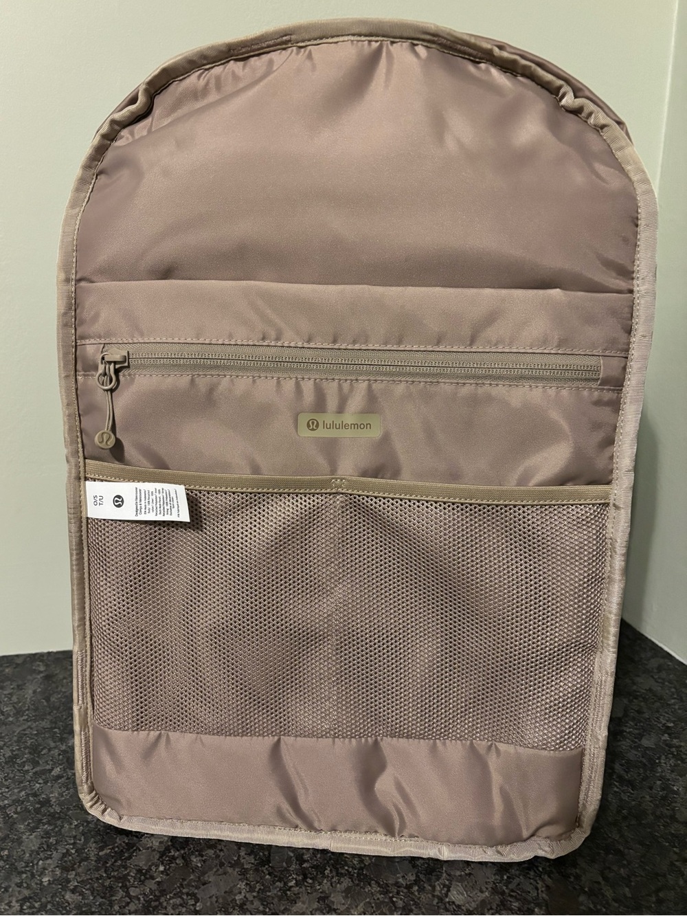 Lululemon Everywhere Backpack 22L
Metal Hardware - Picture 4 of 4